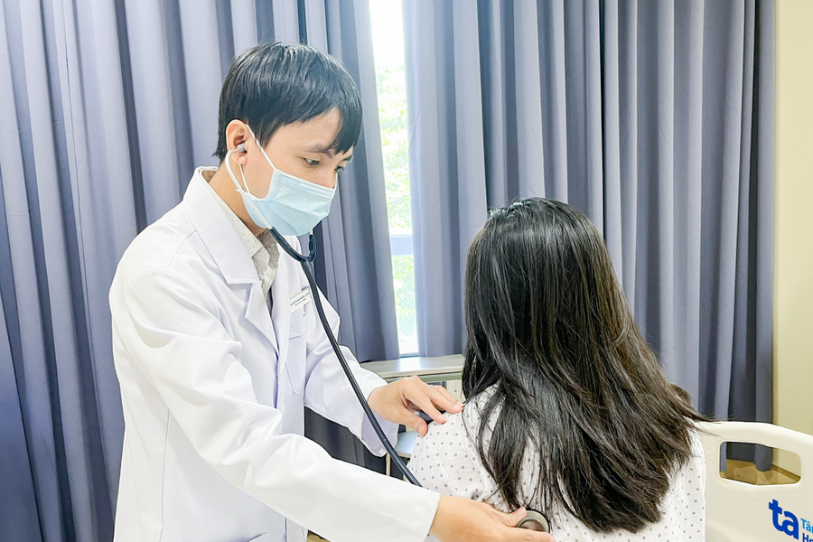 Thiếu nữ viêm cơ tim cấp biến chứng sốc tim