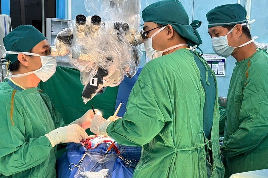 Bé 8 tuổi được nối mạch máu não ngăn đột quỵ tái phát