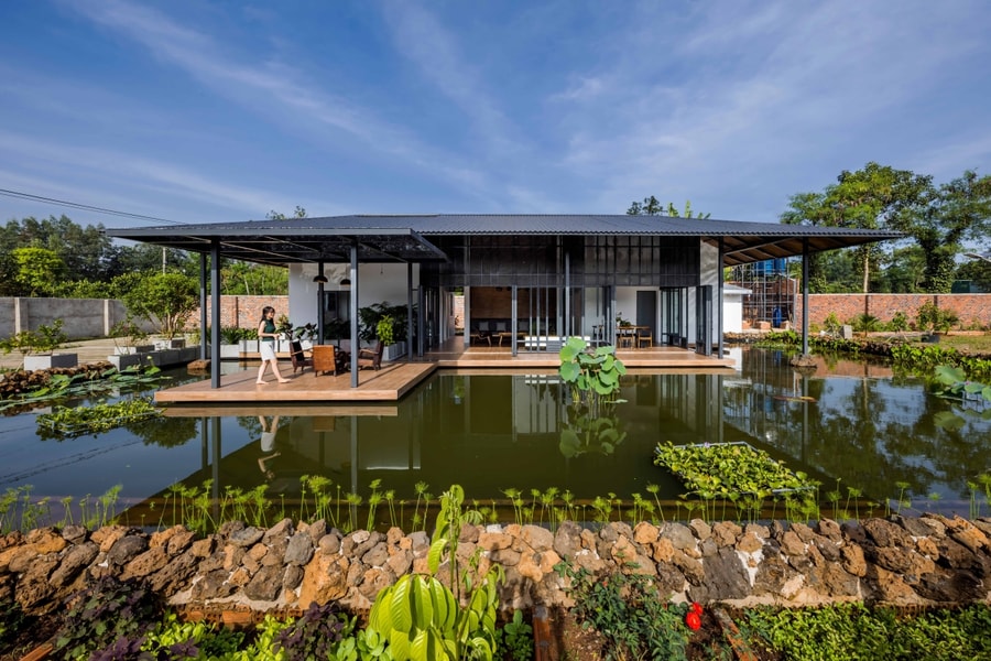 Nhà vườn biến hồ trữ nước tưới tiêu thành 'trái tim' cảnh quan