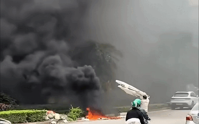 Đốt rác gây khói bao trùm cầu Thăng Long