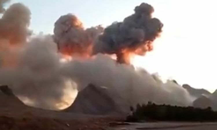 Khoảnh khắc 'căn cứ tên lửa' Iran trúng bom của Mỹ - Israel