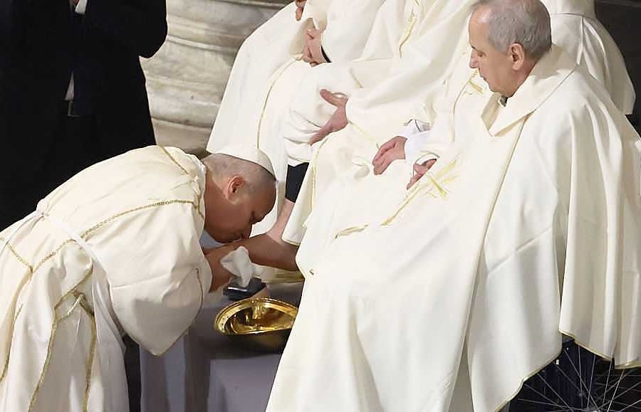 Giáo hoàng Leo XIV rửa chân cho 12 linh mục