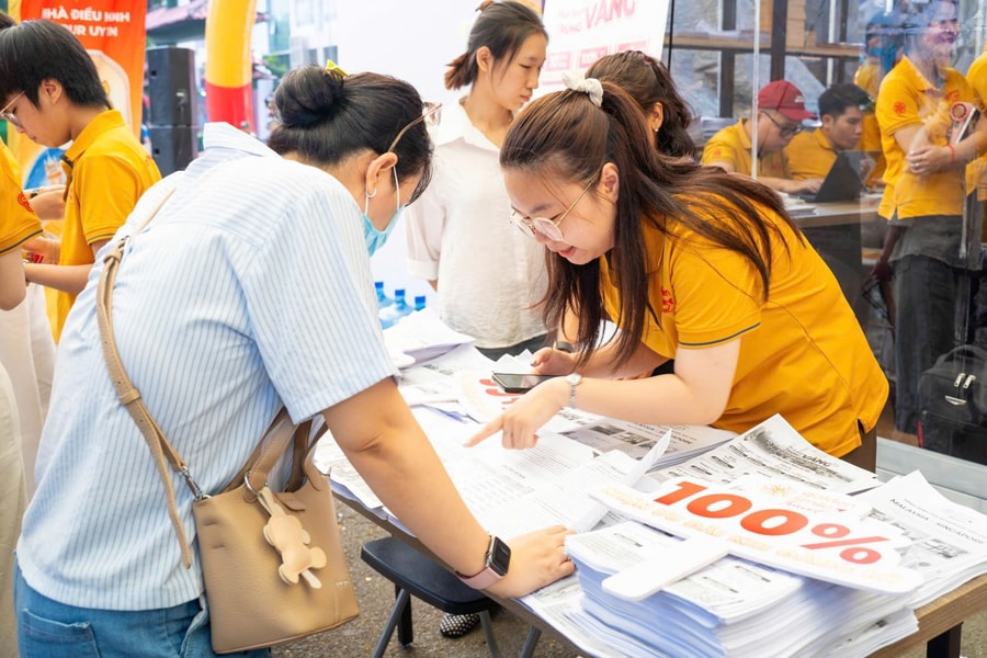 Người dân TP Hồ Chí Minh 'đội nắng' săn tour lễ 30/4 – 1/5 và dịp Hè 2026