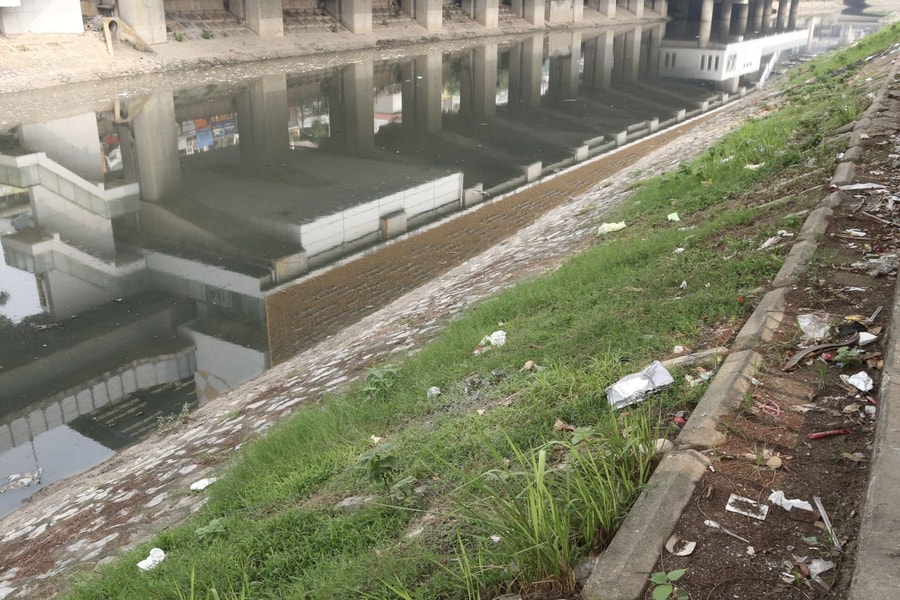 Tình trạng rác thải tái diễn trên sông Tô Lịch sau gần một năm cải tạo