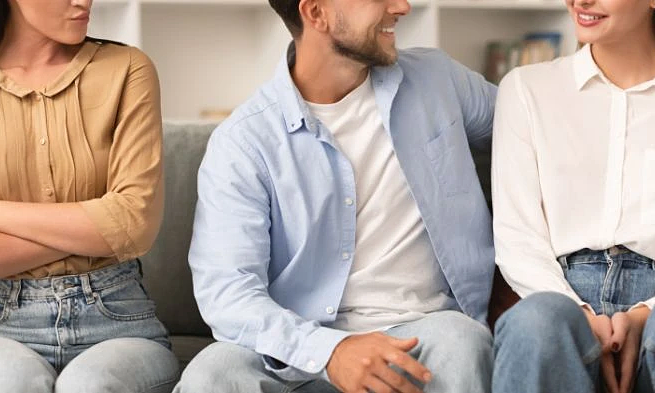 Đang ly thân, chồng tôi có được sống chung với người khác?