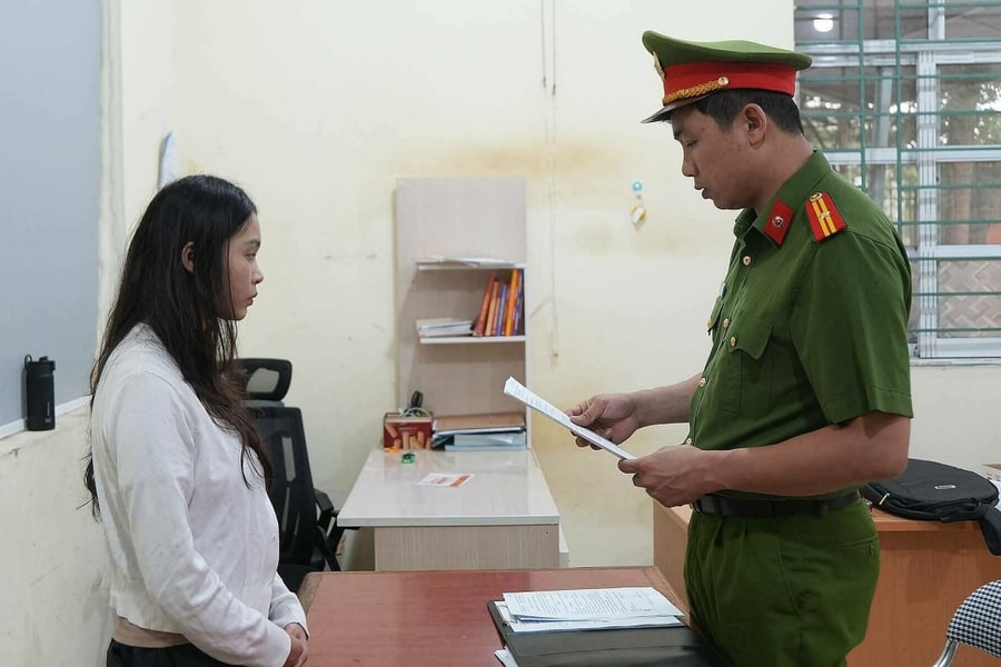 Bốn cô gái livestream khiêu dâm dụ 30.000 người xem