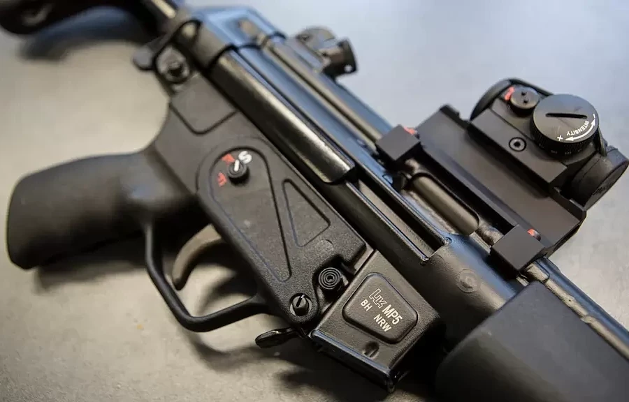 5 cảnh vệ mất việc vì 'quên' túi đựng đầy súng trước cửa nhà thị trưởng