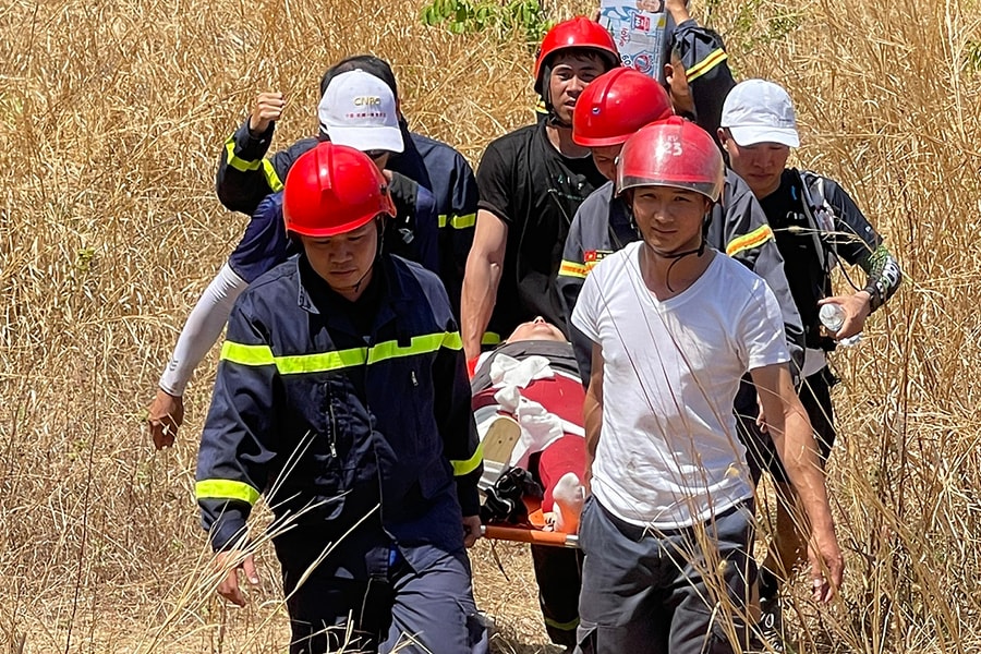 Cảnh sát giải cứu người phụ nữ Trung Quốc gặp nạn khi leo núi Dinh