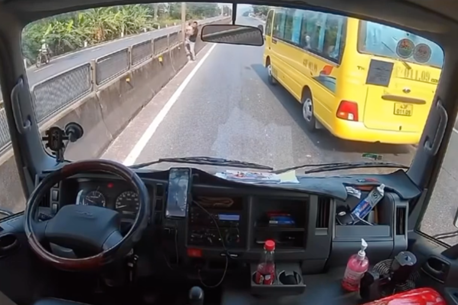 Biểu dương tài xế dừng xe giữa quốc lộ cứu bé gái