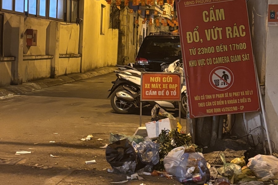 Bãi rác chình ình trước cổng khu dân cư văn hóa