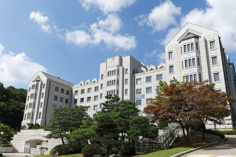 Nghi vấn hai đại học danh tiếng dùng 'giáo sư ma' để thăng hạng