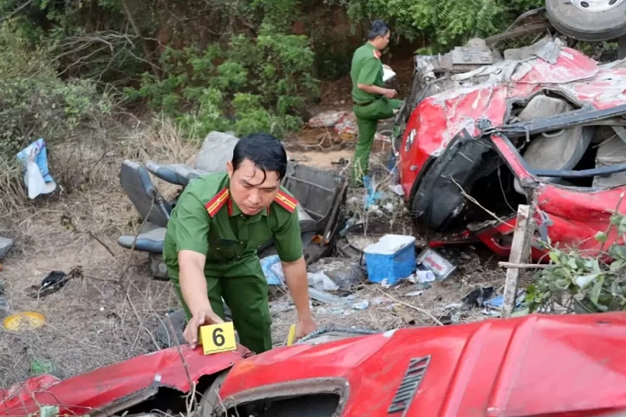 Hiện trường xe khách chở 16 thợ lặn lao xuống vực