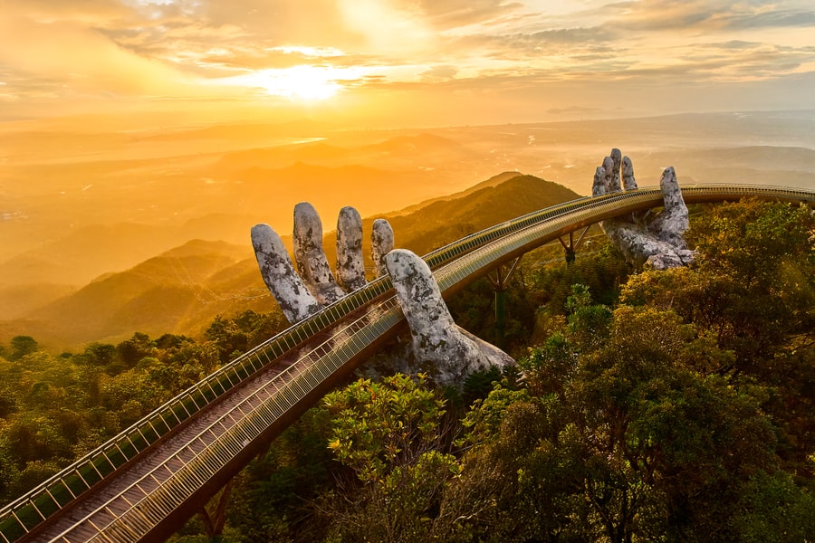 Vượt biển, băng rừng, xô đổ kỷ lục: Hai thập kỷ 'mộng mơ để rực rỡ' của Sun Group