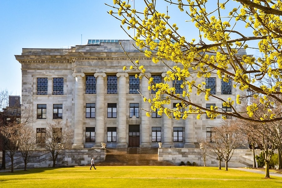 Sinh viên Harvard 'dậy sóng' trước nguy cơ bị siết điểm A