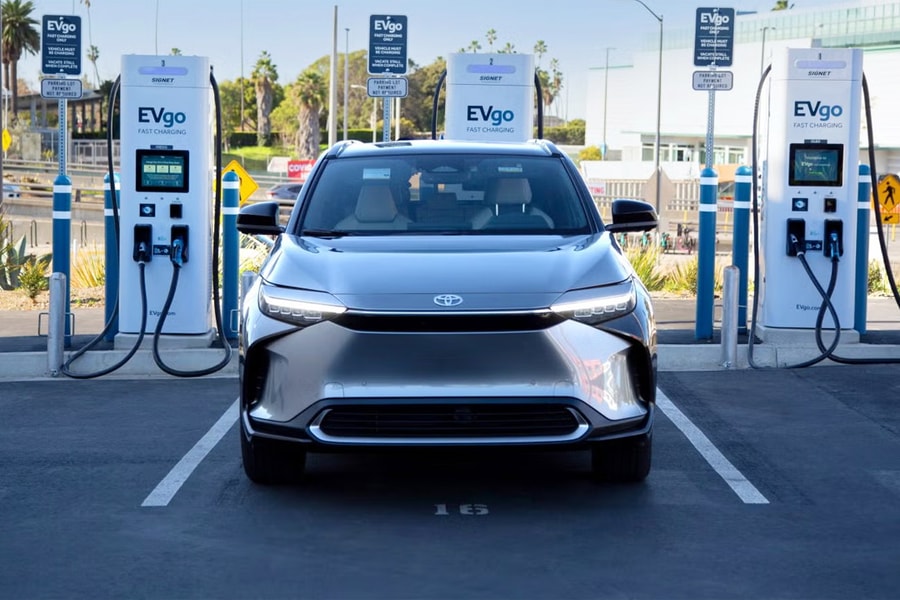Toyota bán nhiều xe điện hơn Ford