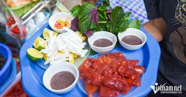 Món ăn 'hạ hỏa' ngày nắng nóng ở Hà Nội, hương vị gây tranh cãi vẫn hút khách