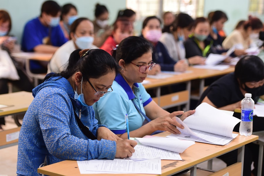 Lao động trung niên tìm việc nhiều nhưng thị trường chuộng người trẻ