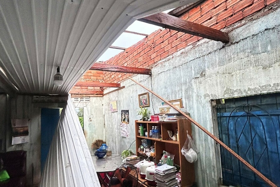 Lốc xoáy làm tốc mái nhiều nhà dân ở Lâm Đồng