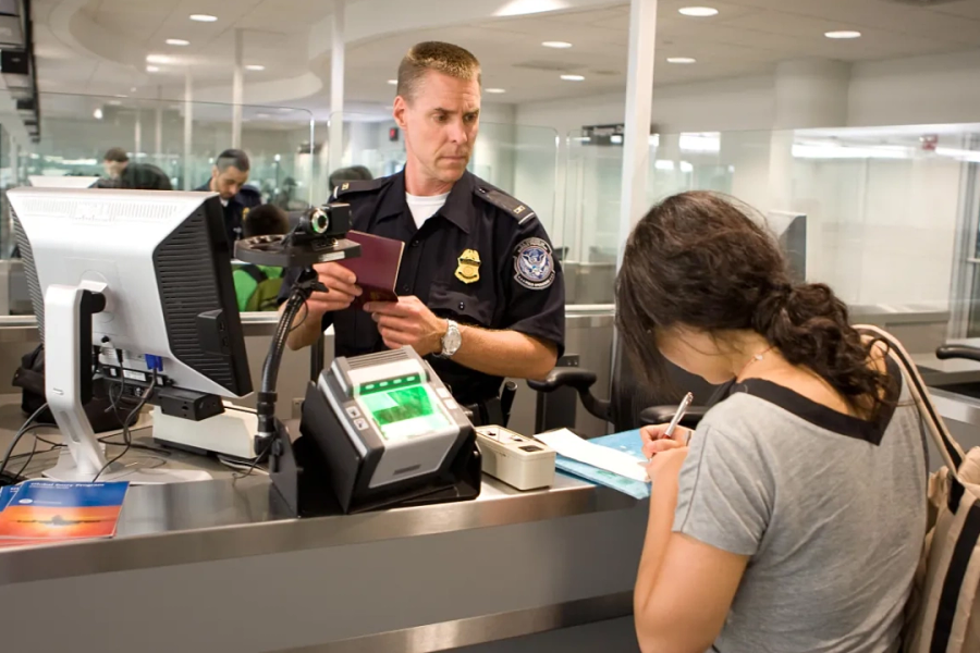 Mỹ dọa rút nhân viên xuất nhập cảnh khỏi một số sân bay lớn