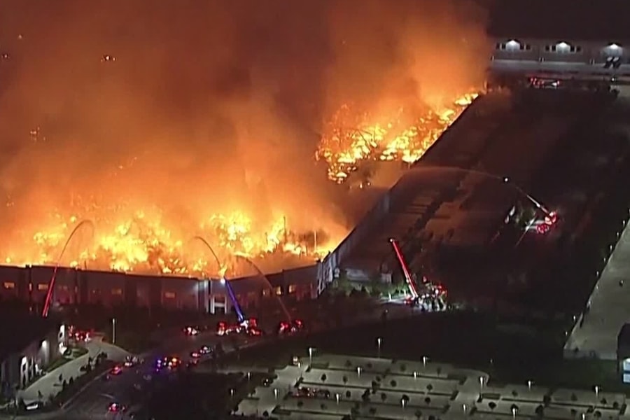 Video: Biển lửa nuốt trọn kho giấy vệ sinh khổng lồ ở California