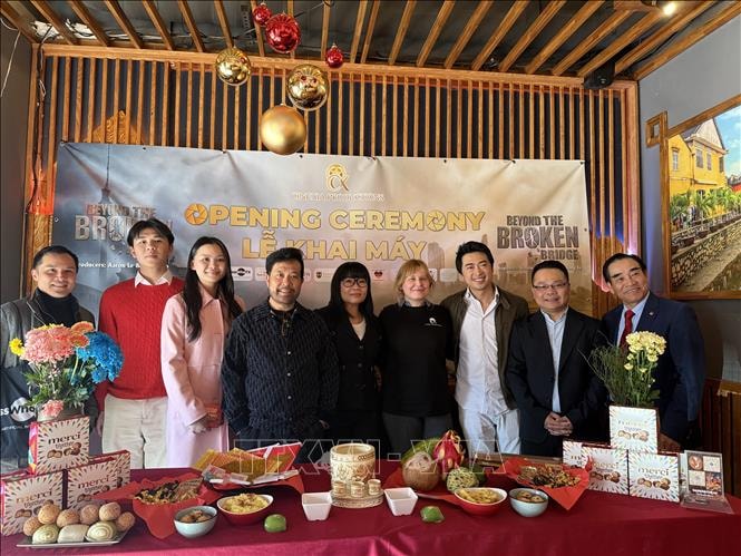 'Phía sau cây cầu gãy': Hành trình tìm lại cội nguồn của người Việt xa xứ