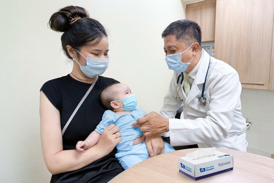 Có nên thoa rượu khi trẻ nổi mề đay không?