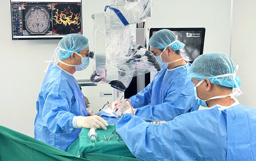 Kẹp túi phình mạch não cứu người đột quỵ