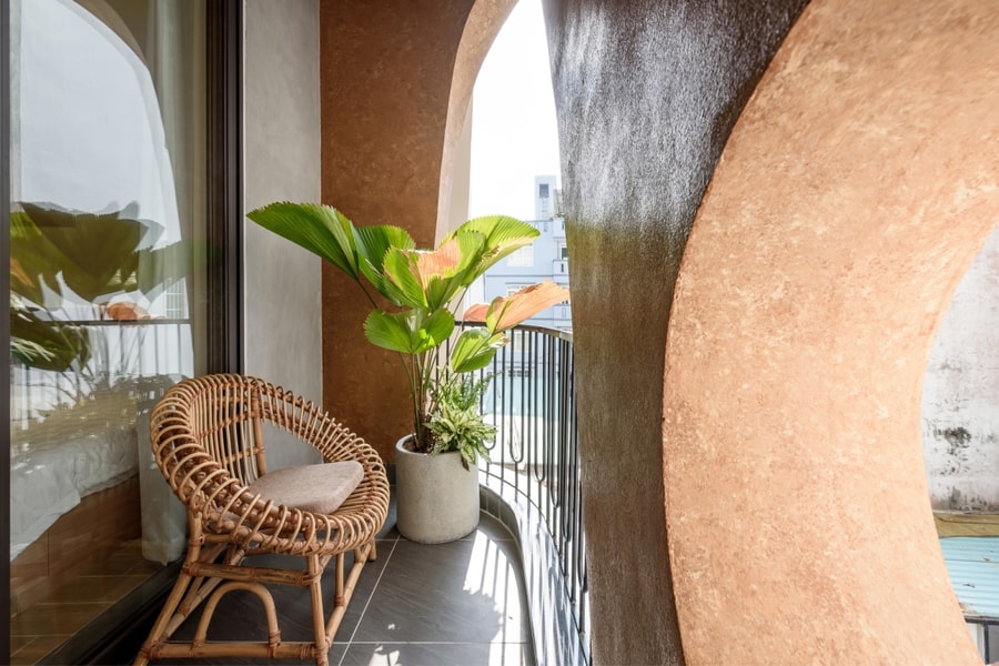 Biệt thự hướng tây dùng đường cong 'bẫy gió' và chống nắng