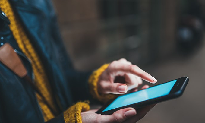 Nhiều người 'nhìn trộm' màn hình smartphone người khác nơi công cộng