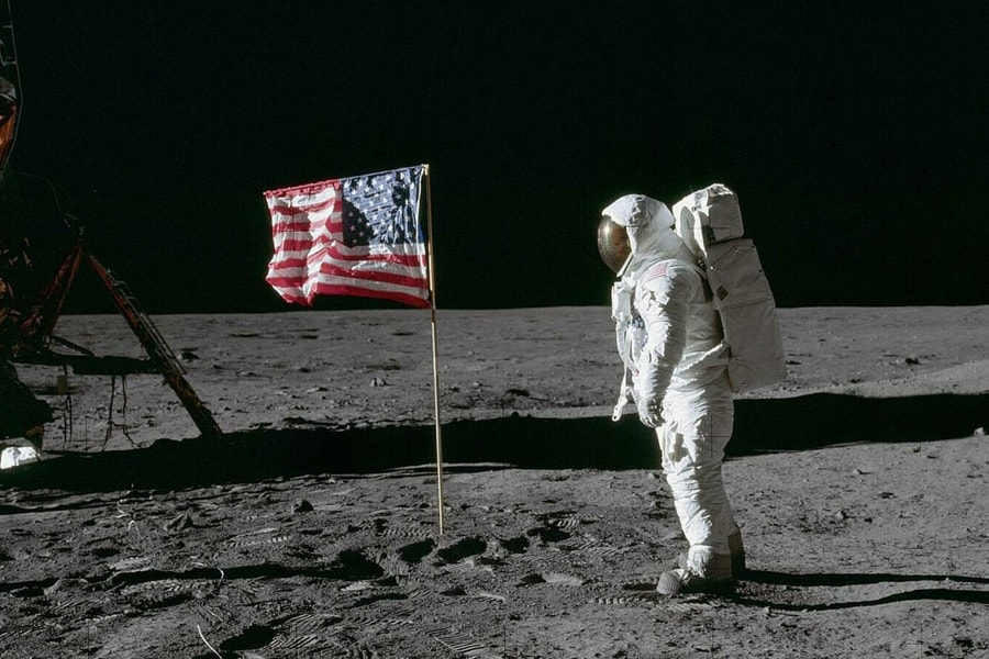 Vì sao cờ Mỹ trên Mặt Trăng 'bay' dù thiếu gió?