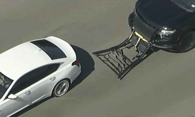 Ôtô thoát móc lưới của cảnh sát, đâm thủng tường nhà dân