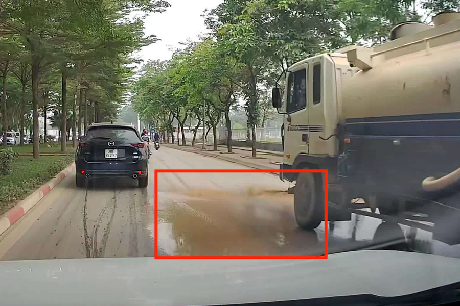 Xe bồn phun nước bùn đất ra đường phố Hà Nội