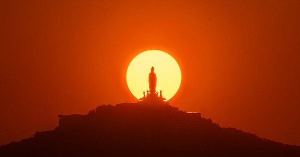 Khoảnh khắc hiếm có: Mặt trời "ôm trọn" tượng Phật Bà trên núi Bà Đen