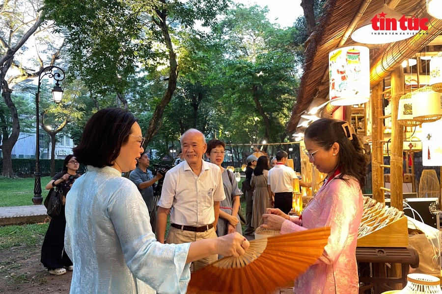 ‘Vườn Ánh sáng’ thắp sáng di sản tại Văn Miếu – Quốc Tử Giám