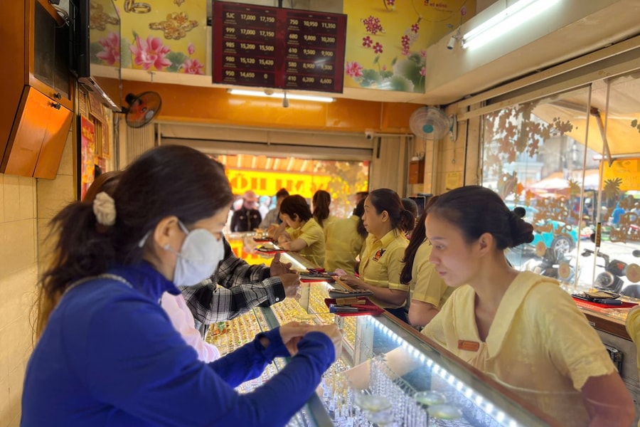 Giá vàng biến động nhẹ, chênh lệch mua - bán duy trì ở mức cao