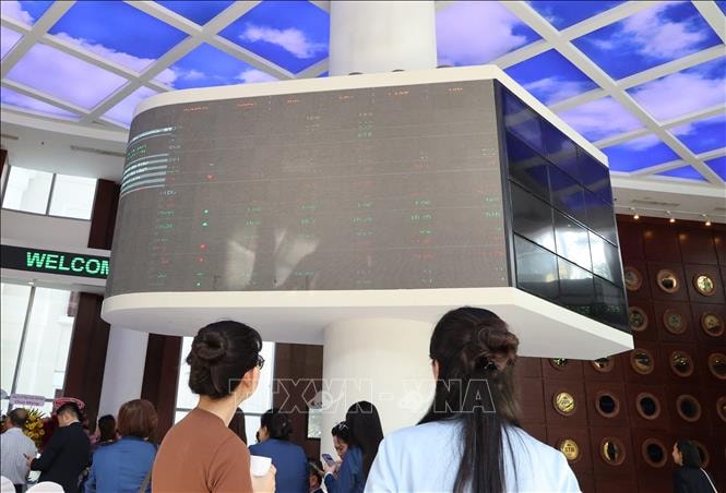 Cổ phiếu dầu khí bứt phá, VN-Index tăng hơn 13 điểm