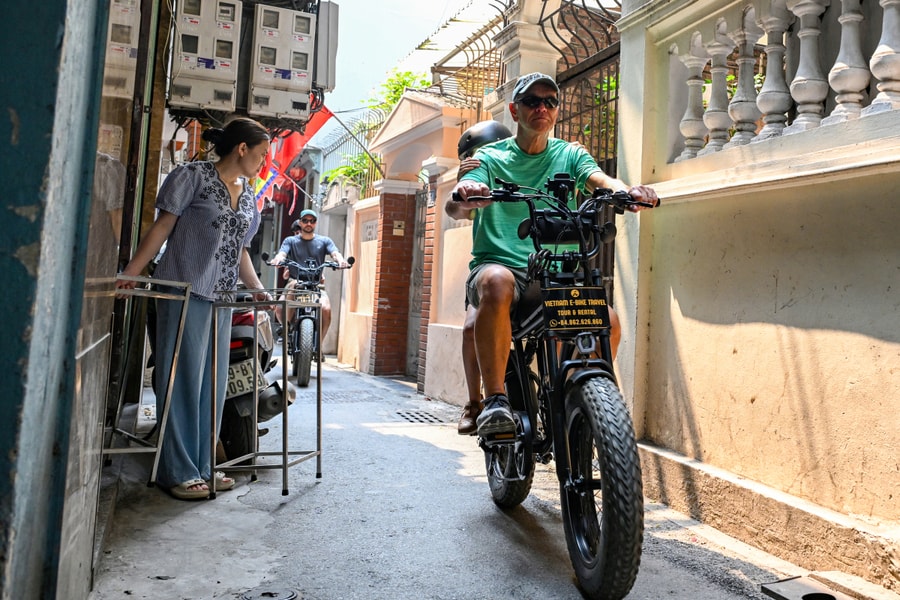 Gia đình khách Mỹ đạp xe luồn lách ngõ, đi chợ như người Hà Nội