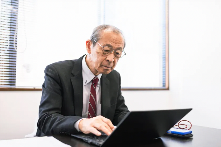 Giải mã hiện tượng 'nhân viên ngồi bên cửa sổ' ở công sở Nhật