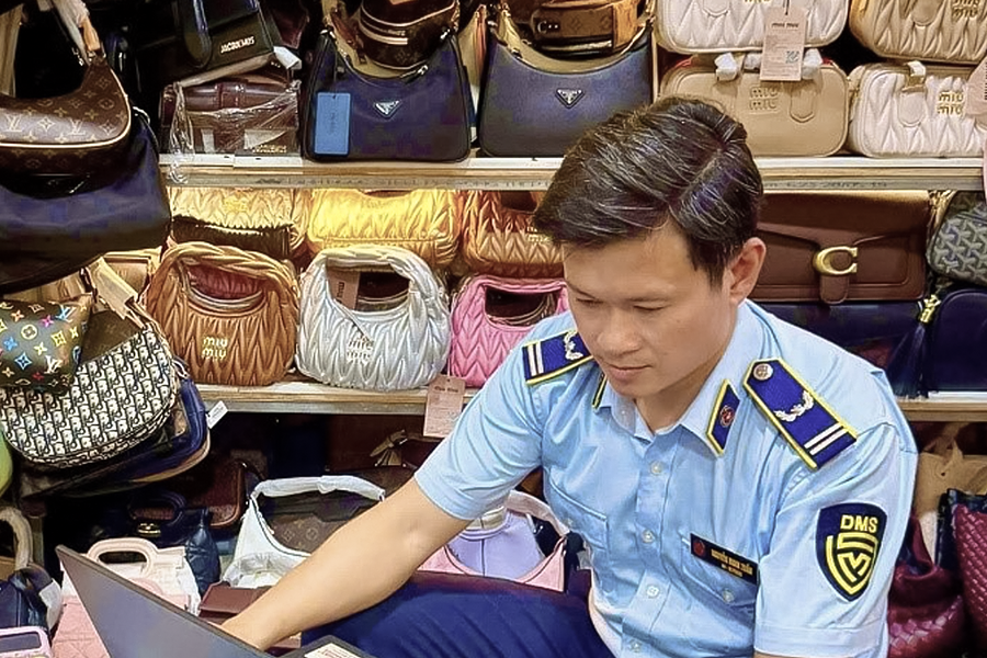 Bảy cửa hàng bán sản phẩm giả nhãn hiệu Gucci, Nike bị phạt hơn 200 triệu đồng