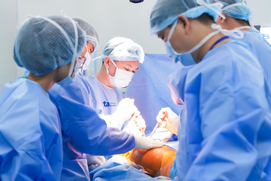 Thay khớp háng cho cụ bà mắc đa bệnh nền