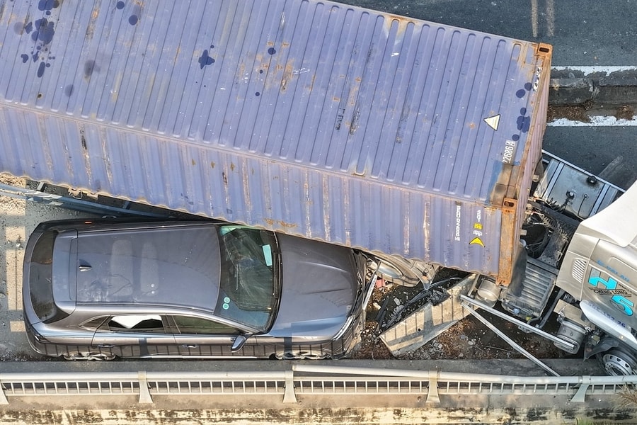 Xe container đè ôtô 7 chỗ, cửa ngõ TP HCM kẹt kéo dài