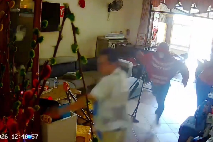 Bịt mặt, cầm dao xông vào nhà đối thủ chém tới tấp