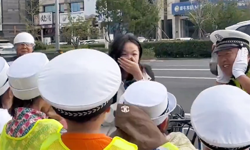 Cô gái xấu hổ vì được học sinh nhắc đội mũ bảo hiểm