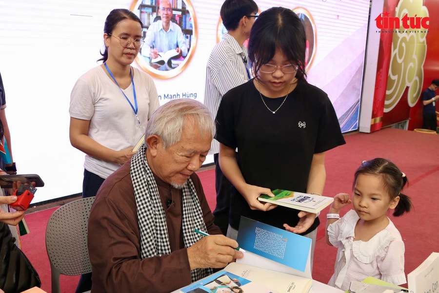 Đọc và viết, chìa khóa giữ vững tư duy độc lập giữa làn sóng công nghệ