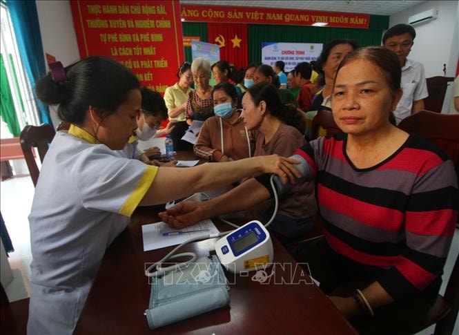 Khám bệnh, tư vấn sức khỏe, cấp phát thuốc miễn phí cho hội viên phụ nữ