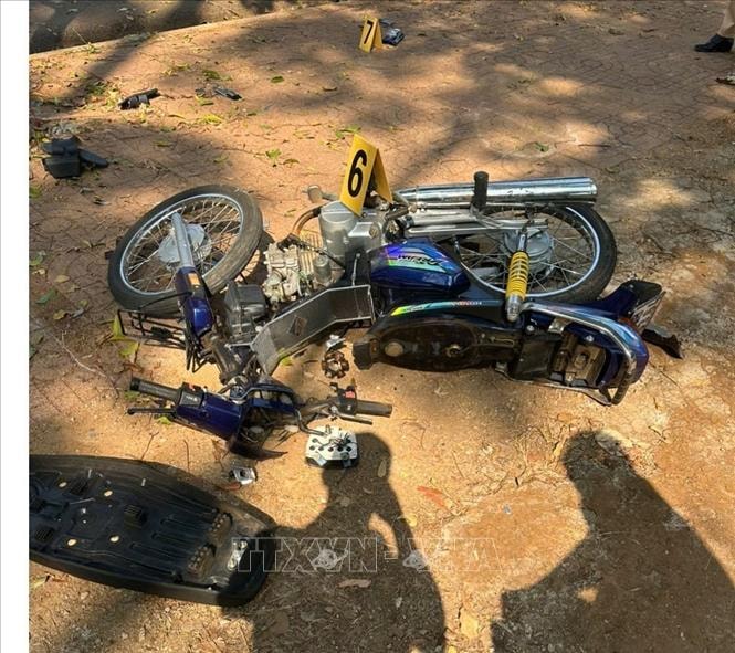 Mô tô chở 3 tông vào gốc cây khiến 2 người tử vong