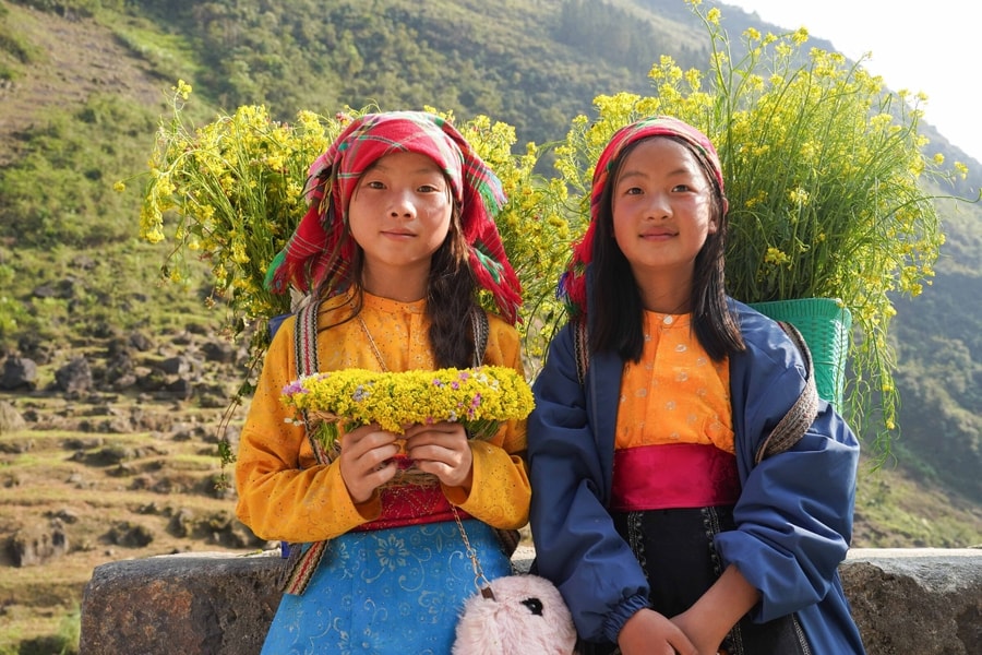 Cấm người dân địu hoa xin tiền khách tại dốc Thẩm Mã