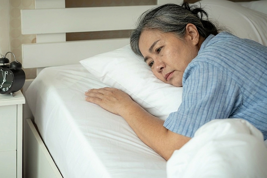 Nguyên nhân người lớn tuổi dễ mất ngủ