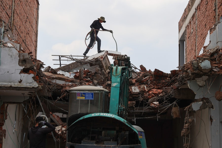 Người dân TP HCM dỡ nhà mở rộng quốc lộ 13 sau 25 năm chờ đợi