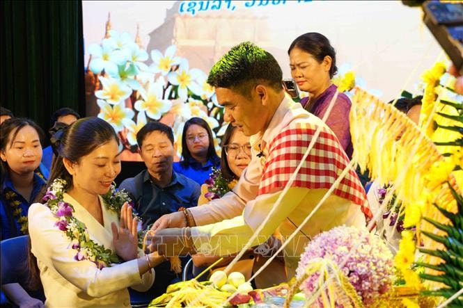 Thắm tình hữu nghị đặc biệt Việt Nam - Lào